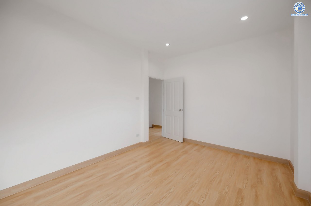 บ้านมือสองตกแต่งใหม่ โครงการ ประดับดาว5-6 ท่าอิฐ ตกแต่งครบครัน พร้อมอยู่ บนเนื้อที่ 52.8 ตร.ว. พื้นที่ใช้สอย 104.5 ตร.ม.  พร้อมฟังก์ชัน 3 ห้องนอน 2 ห้องน้ำ จอดรถได้ 1 คัน พื้นที่ใช้สอยกว้างขวาง บนทำเลที่ดีที่สุด เชื่อมต่อได้หลายเส้นทาง ใกล้รถไฟฟ้าสายสีม่วง "สถานีบางรักน้อยท่าอิฐ"